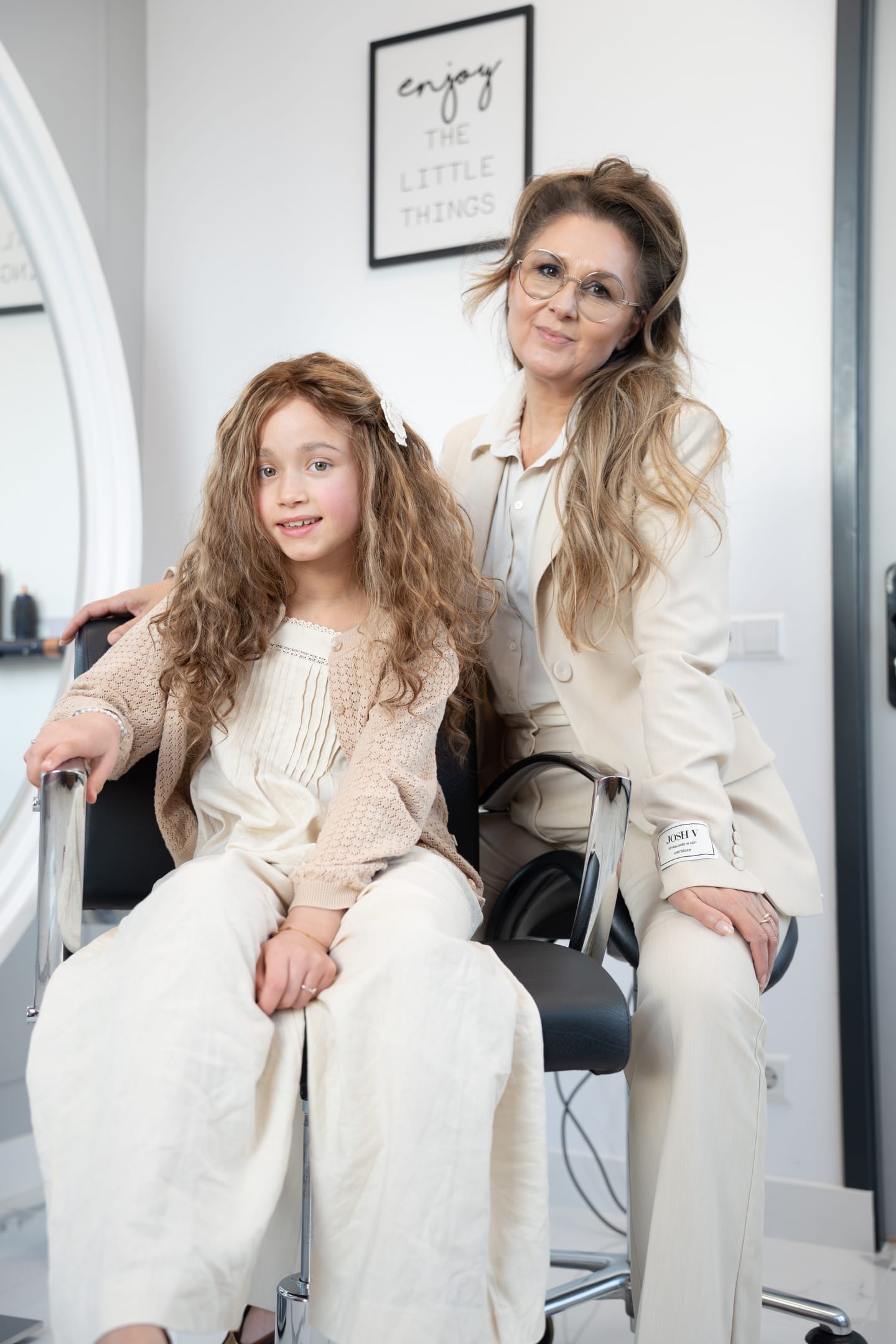 Een kind bekijkt haar haarwerk