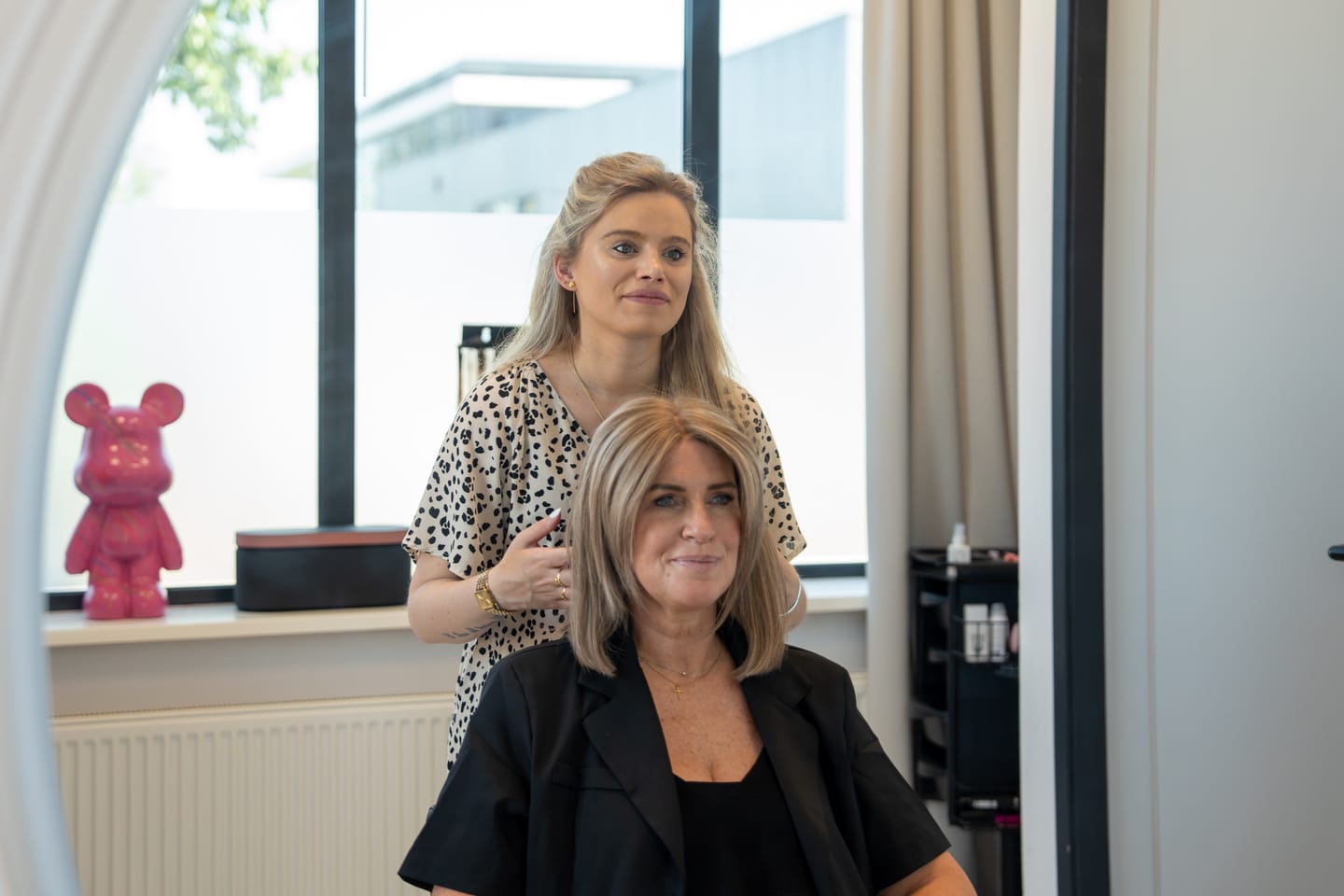 Rustig adviesgesprek bij daglicht in de privésalon