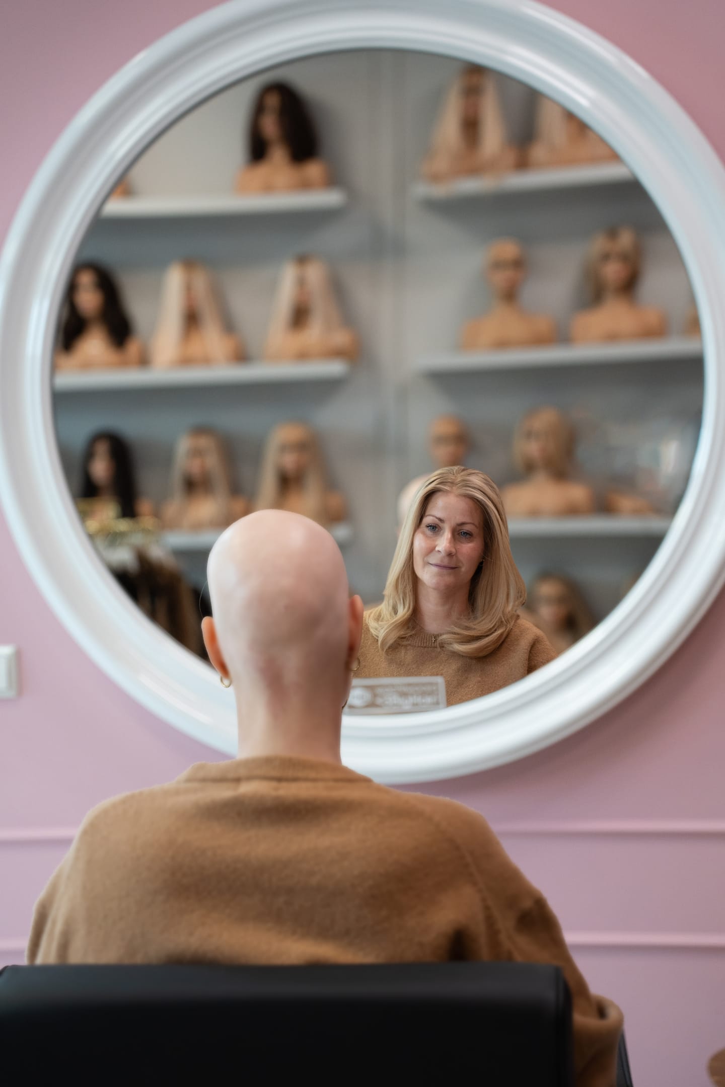 Jip tijdens haar bezoek aan Jennifer Hoeve Hair